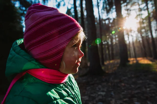 Menina caminhar na floresta de inverno, crianças ativas — Fotografia de Stock