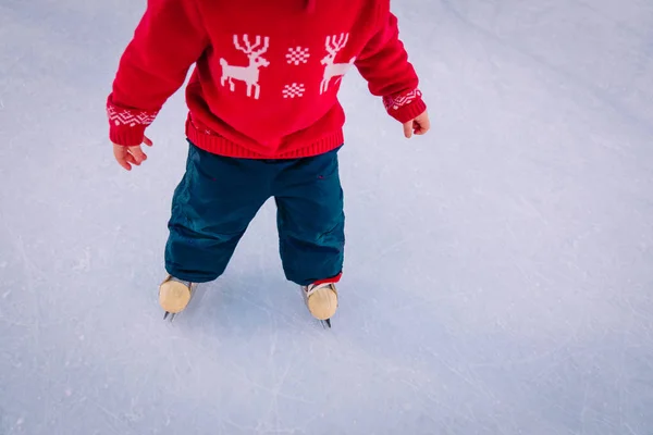 Ребенок учится кататься на коньках зимой — стоковое фото