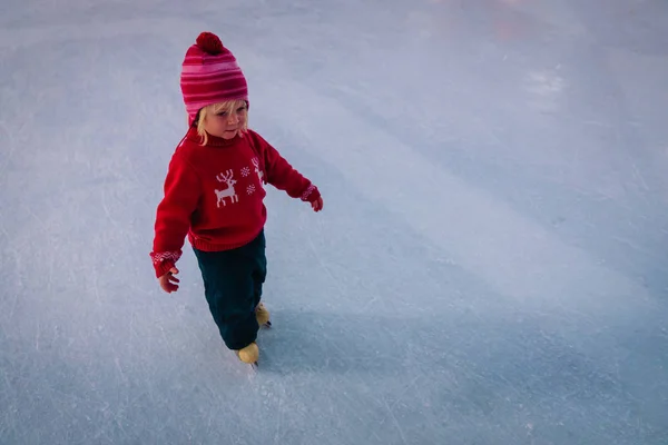 Κοριτσάκι που μαθαίνει να κάνει πατινάζ στον πάγο το χειμώνα — Φωτογραφία Αρχείου