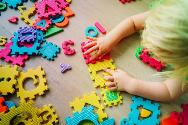 Mała dziewczynka nauki liczb i kształtów, grać z puzzle — Zdjęcie stockowe