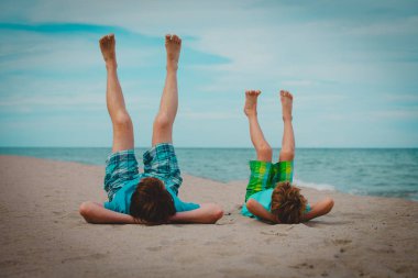 Baba oğul sahilde eğleniyorlar.