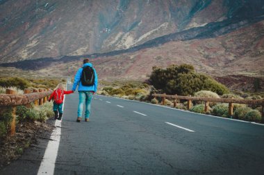 Baba küçük kızı dağlarda yolda yürüme ile