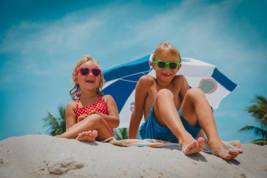 mutlu sevimli çocuklar-çocuk ve kız plajda oyna