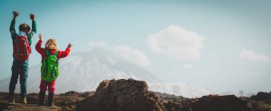 mutlu küçük erkek ve kız dağlarda hiking