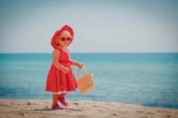 Mutlu sevimli küçük kız yürümek kum plaj — Stok fotoğraf