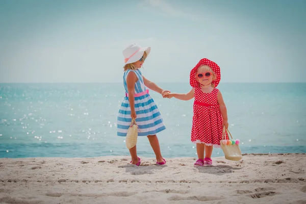 Deniz, plaj çantaları ile mutlu sevimli küçük kız — Stok fotoğraf