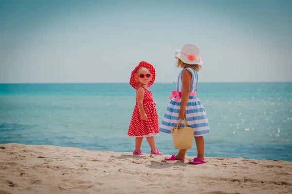 Meninas bonitos felizes com sacos de praia no mar — Fotografia de Stock