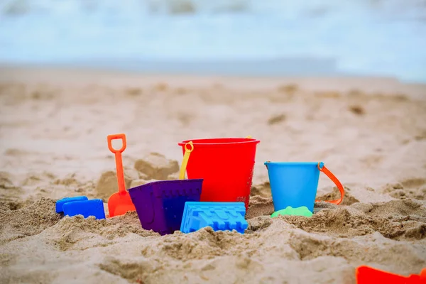 Giocattoli per bambini sulla spiaggia di sabbia tropicale, vacanza in famiglia — Foto Stock