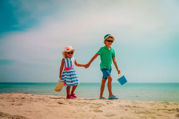 Sevimli erkek ve kız tropikal plaj tatil yürüyüş — Stok fotoğraf