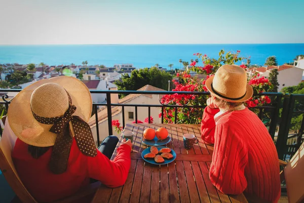 Casal romântico tomando café da manhã no terraço varanda com vista para o mar — Fotografia de Stock