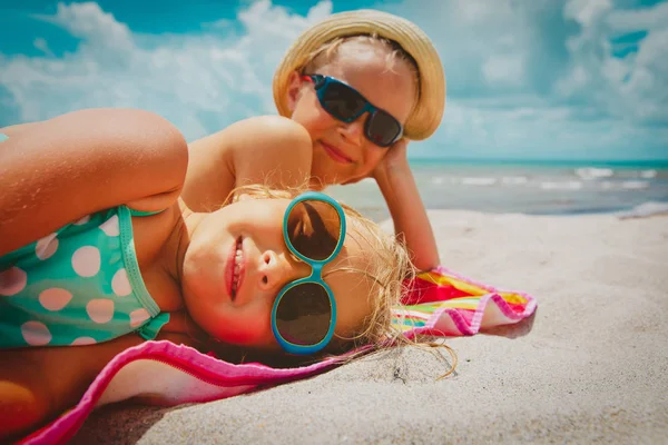 Linda niña feliz y niño en la playa tropical — Foto de Stock