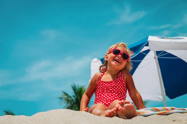 Sevimli mutlu küçük kız yaz plaj keyfini çıkarın — Stok fotoğraf