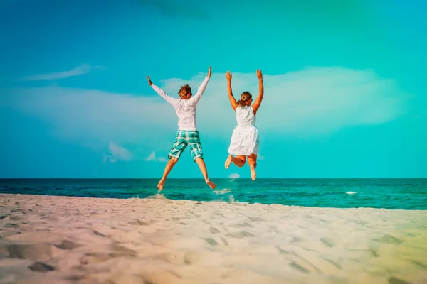 Šťastný pár milující Užijte tropické pláži dovolenou — Stock fotografie