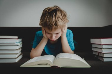 küçük çocuk kitapları okuma vurguladı yorgun sıkılmış