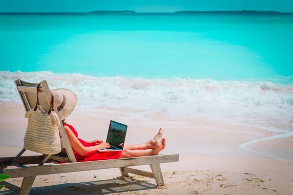 Távoli munka fogalma-fiatal nő, laptop, a strandon — Stock Fotó