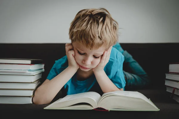 Petit garçon ennuyé fatigué stressé de lire des livres — Photo