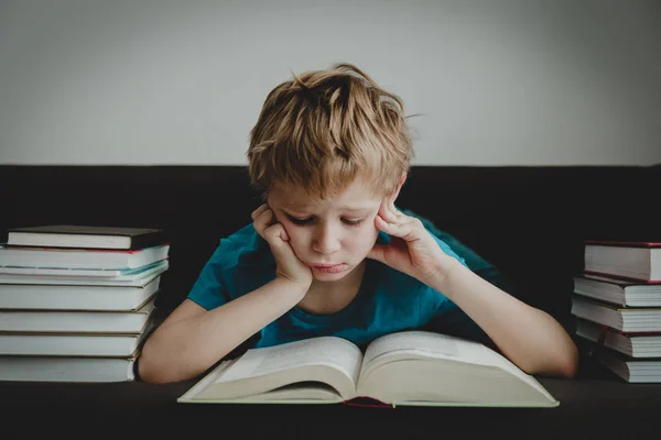 Petit garçon ennuyé fatigué stressé de lire des livres — Photo