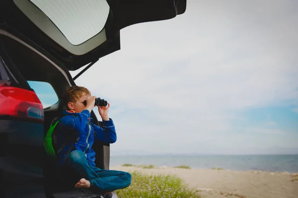 Jeune garçon regardant à travers les jumelles Voyage en voiture en mer — Photo
