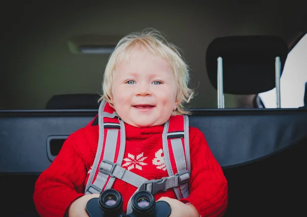 Söt liten flicka med kikare resor med bil — Stockfoto