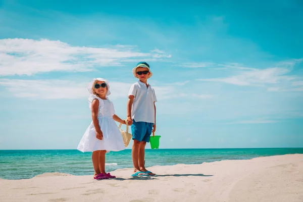 Діти маленький хлопчик і дівчинка граються з піском на пляжі — стокове фото