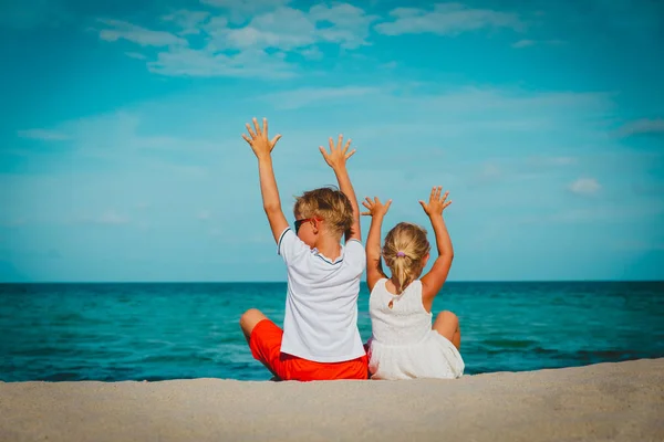 Gelukkig kids-kleine jongen en meisje- veel plezier op het strand — Stockfoto