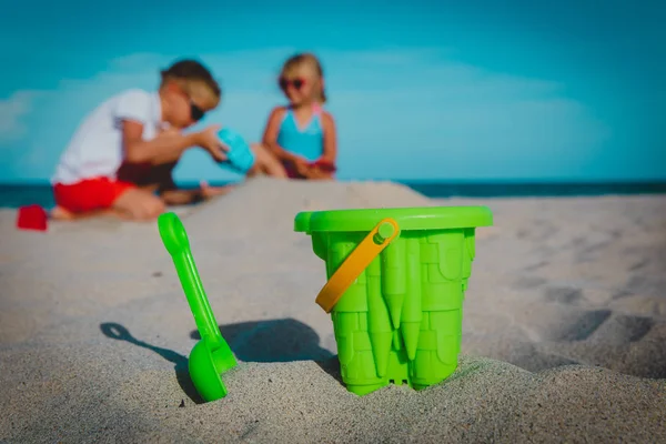 Oyuncaklar ve çocuklar-çocuk ve kız-oyun Kum Plajı ile — Stok fotoğraf