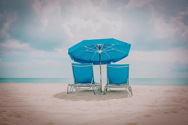 Due sedie a sdraio in vacanza tropicale al mare — Foto Stock