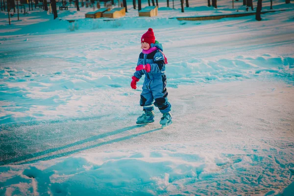 Niña feliz aprendiendo a patinar en invierno — Foto de Stock