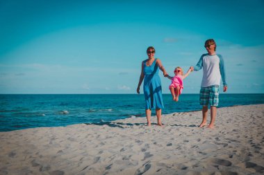 tropik sahilde oynayan çocuk ile mutlu aile
