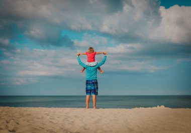 mutlu baba ve kızı plajda oyna