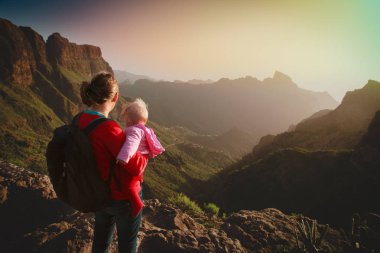 Anne ve küçük kızı dağlarında seyahat
