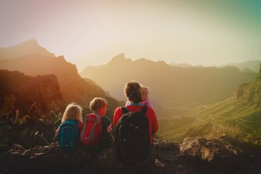 seyahat Dağları'nda üç çocukları ile anne