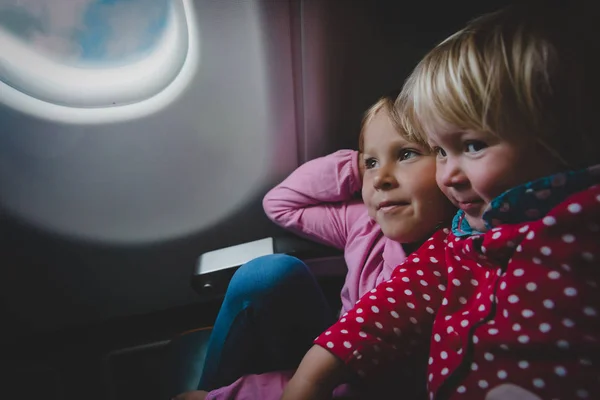 Familia avión viaje- lindas niñas en vuelo — Foto de Stock