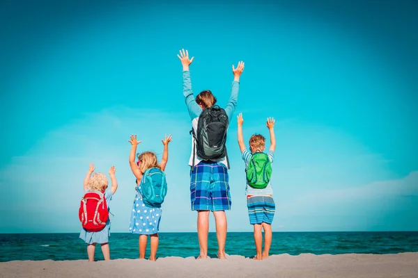 Gelukkige familie met kinderen reizen op tropisch strand — Stockfoto