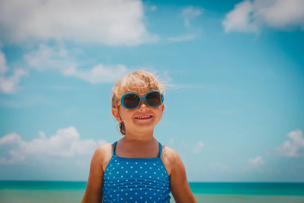 Gelukkig schattig klein meisje op zomer-strand — Stockfoto