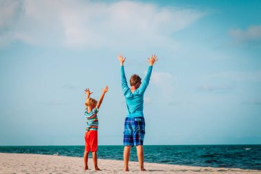 Baba oğul sahilde eğleniyorlar.