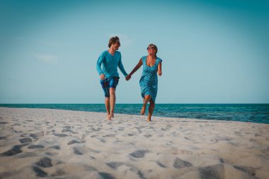 mutlu sevgi dolu çift tropikal plaj tatil keyfini çıkarın.