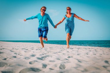 mutlu sevgi dolu çift tropikal plaj tatil keyfini çıkarın.