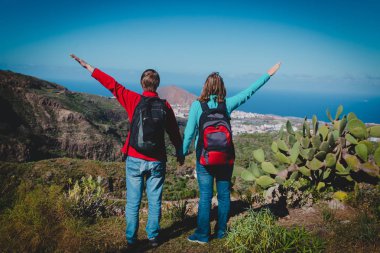 Hiking mutlu sevgi dolu çift doğada seyahat
