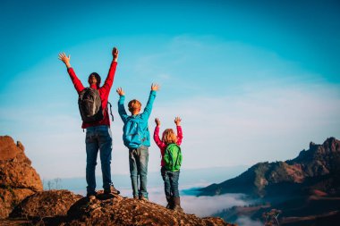 mutlu baba ve çocuklar dağda hiking seyahat keyfini çıkarın