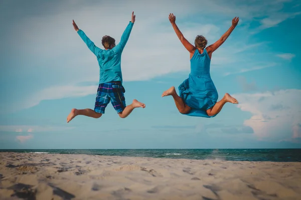 Happy loving couple enjoy tropical beach vacation — Stock Photo, Image