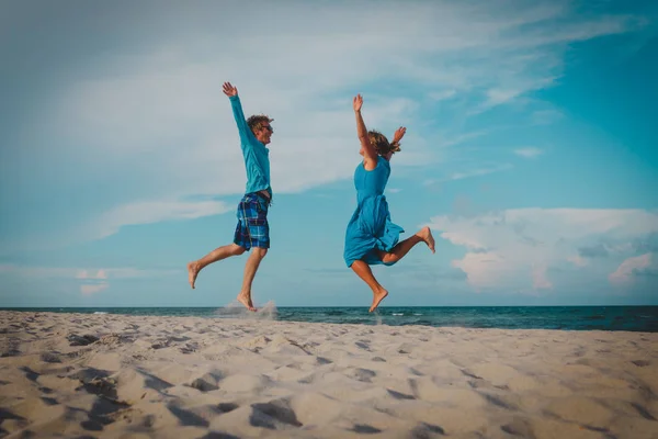 Felice coppia amorevole godere di vacanza al mare tropicale — Foto Stock