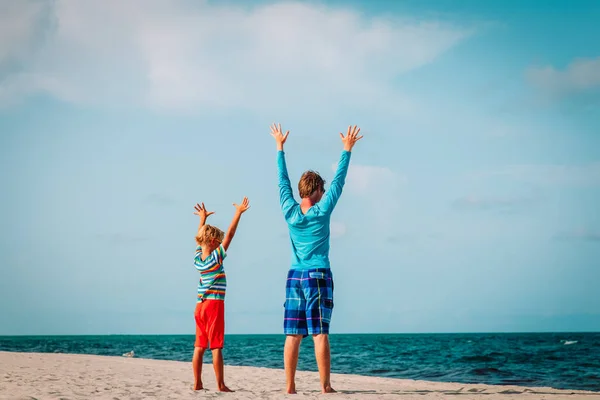 Padre e figlio divertirsi sulla spiaggia — Foto Stock