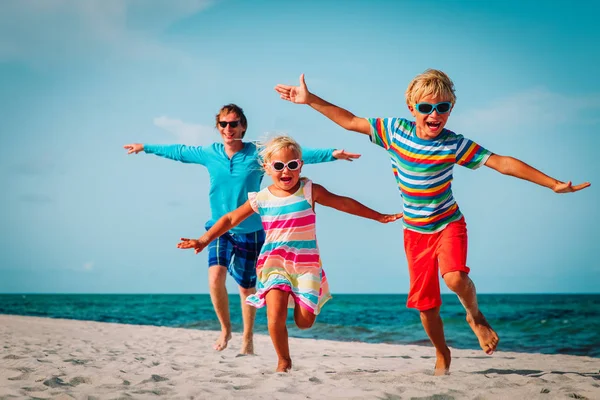 Feliz familia-padre con hijo e hija ejecutar jugar en la playa — Foto de Stock