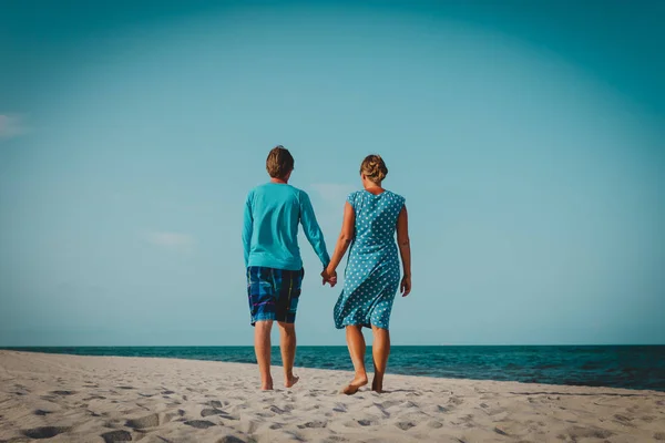 Lyckliga älskande par promenad njuta av tropisk strandsemester — Stockfoto