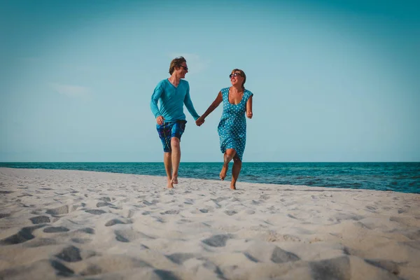 Glückliches Liebespaar genießt tropischen Strandurlaub — Stockfoto