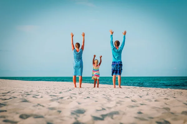 Familia feliz con hija pequeña jugar en la playa tropical — Foto de Stock