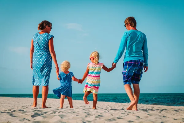 Gelukkig gezin met kinderen lopen op tropisch strand — Stockfoto