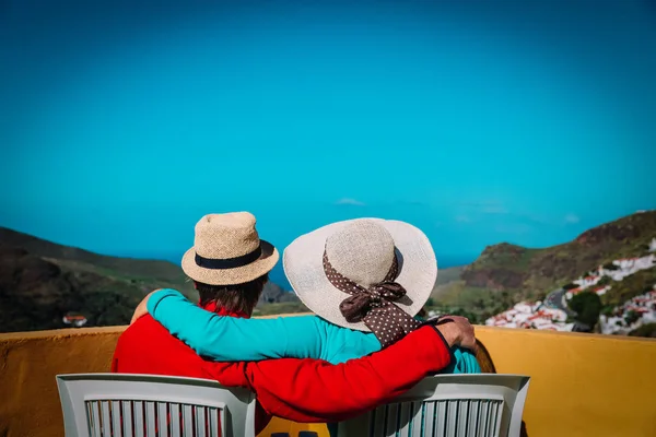 Casal feliz em férias perto do mar e montanhas — Fotografia de Stock