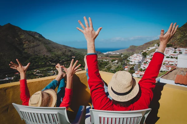 Pai feliz e filho relaxar no terraço varanda na natureza — Fotografia de Stock